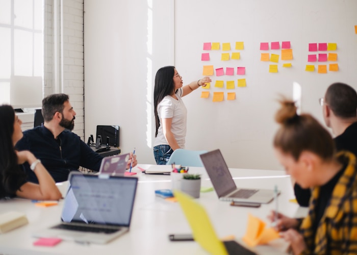 Équipe définissant la vision et les objectifs futurs